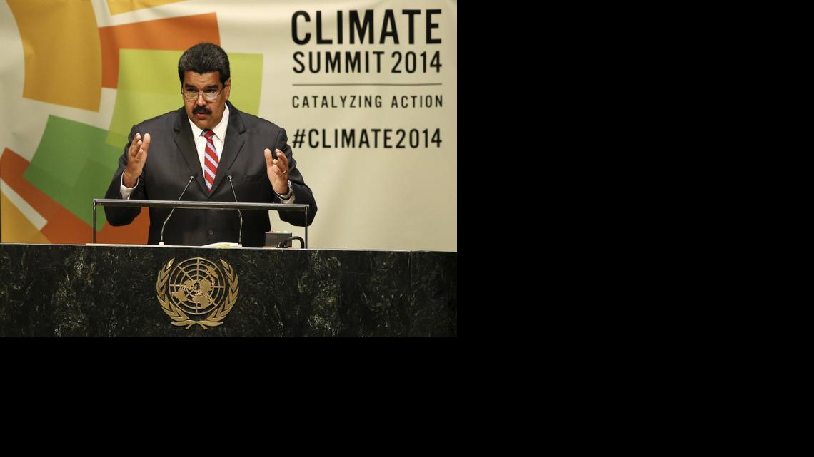 
El presidente de Venezuela, Nicolás Maduro, interviene en la Cumbre del Clima en la sede de las Naciones Unidas en Nueva York (Estados Unidos) junto a su familia hoy, martes 23 de septiembre de 2014. La Cumbre del Clima reunirá hoy a más de un centenar de gobernantes de todo el mundo convocados por el secretario general de la ONU, Ban Ki-moon, para acelerar la toma de decisiones que permitan reducir las emisiones contaminantes. EFE/Justin Lane
