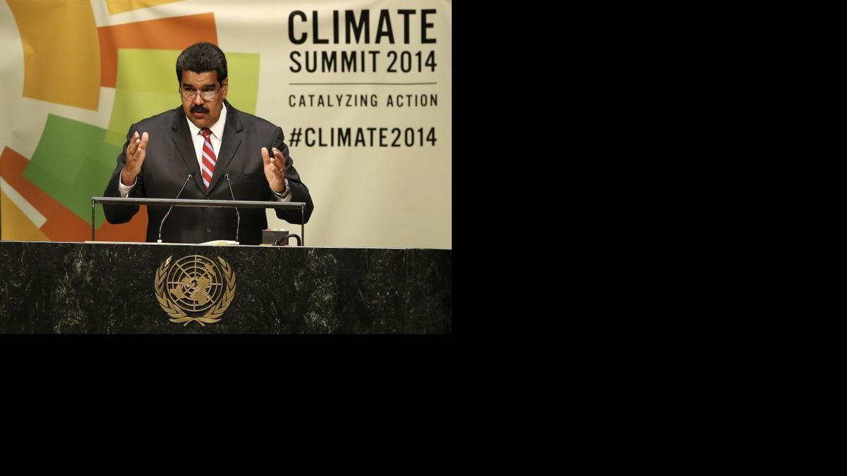 
El presidente de Venezuela, Nicolás Maduro, interviene en la Cumbre del Clima en la sede de las Naciones Unidas en Nueva York (Estados Unidos) junto a su familia hoy, martes 23 de septiembre de 2014. La Cumbre del Clima reunirá hoy a más de un centenar de gobernantes de todo el mundo convocados por el secretario general de la ONU, Ban Ki-moon, para acelerar la toma de decisiones que permitan reducir las emisiones contaminantes. EFE/Justin Lane
