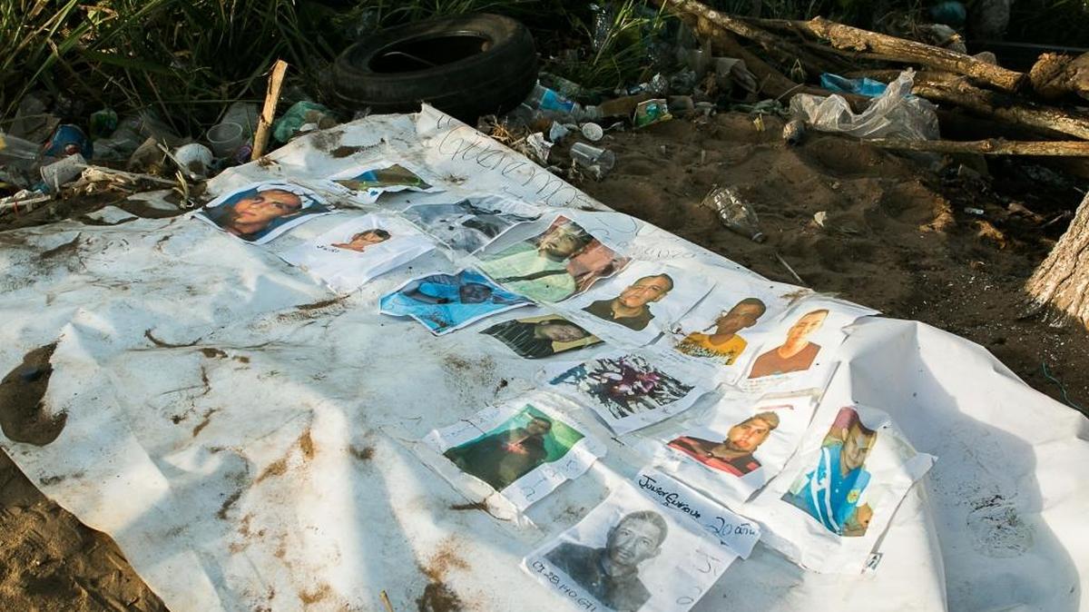 Fotografía de un cartel con imágenes de los mineros desaparecidos, luego que miembros de la Fuerza Armada Nacional Bolivariana (FANB) dispersaran una manifestación de familiares reclamando su regreso el jueves en la localidad de Tumeremo en el estado Bolívar, Venezuela.