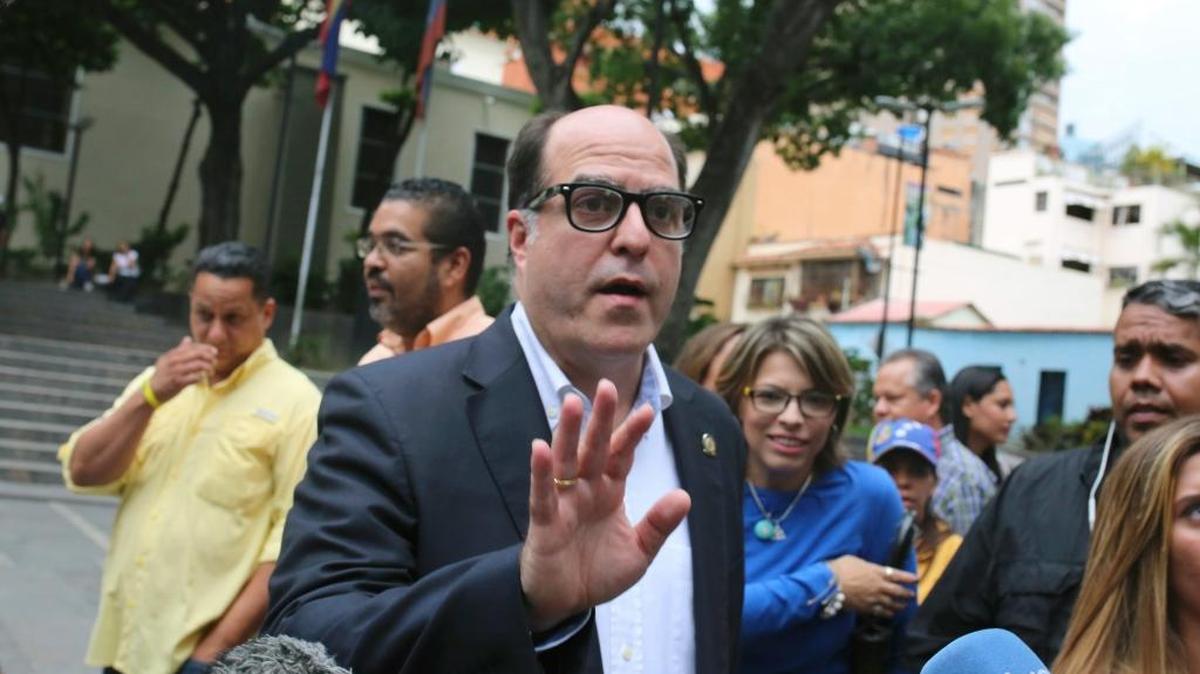 El presidente del Parlamento opositor, Julio Borges, habla a los medios en Caracas, el 5 de agosto.