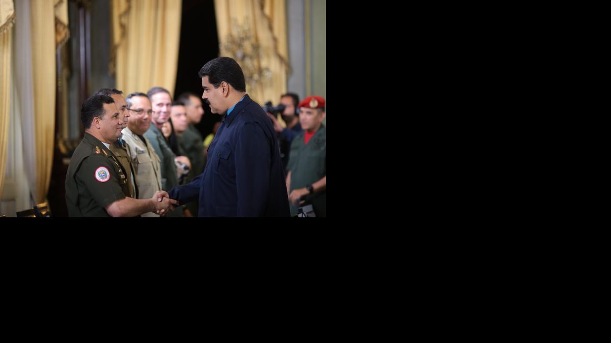 
Fotografía cedida por Prensa de Miraflores hoy, martes 10 de marzo de 2015, donde se observa al presidente de venezuela, Nicolás Maduro (d), estrechar la mano de Gustavo González López (i), en la ciudad de Caracas (Venezuela), 9 de marzo de 20015. 
