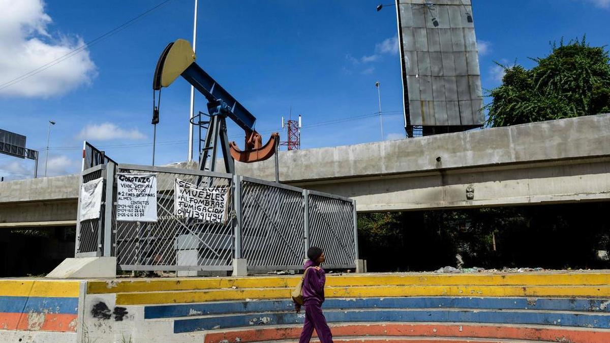 Una mujer camina por una de las vías de acceso a la Universidad Central de Venezuela, en Caracas el 14 de noviembre de 2017.