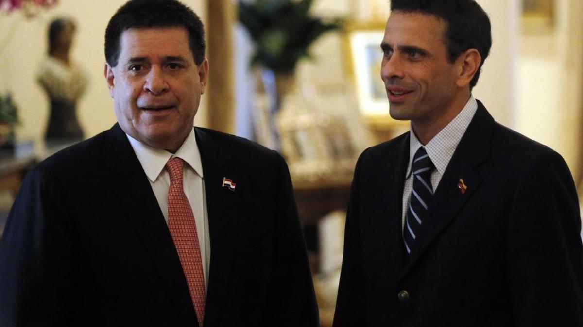 El presidente de Paraguay, Horacio Cartes (izq.), junto al líder opositor venezolano, Henrique Capriles, en La Asunción el pasado 13 de junio.