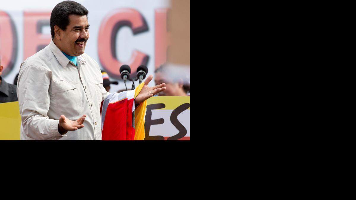 
Nicolás Maduro, presidente de Venezuela, sonríe durante una concentración en las afueras del palacio de Miraflores, sede del gobierno, el jueves en Caracas.
