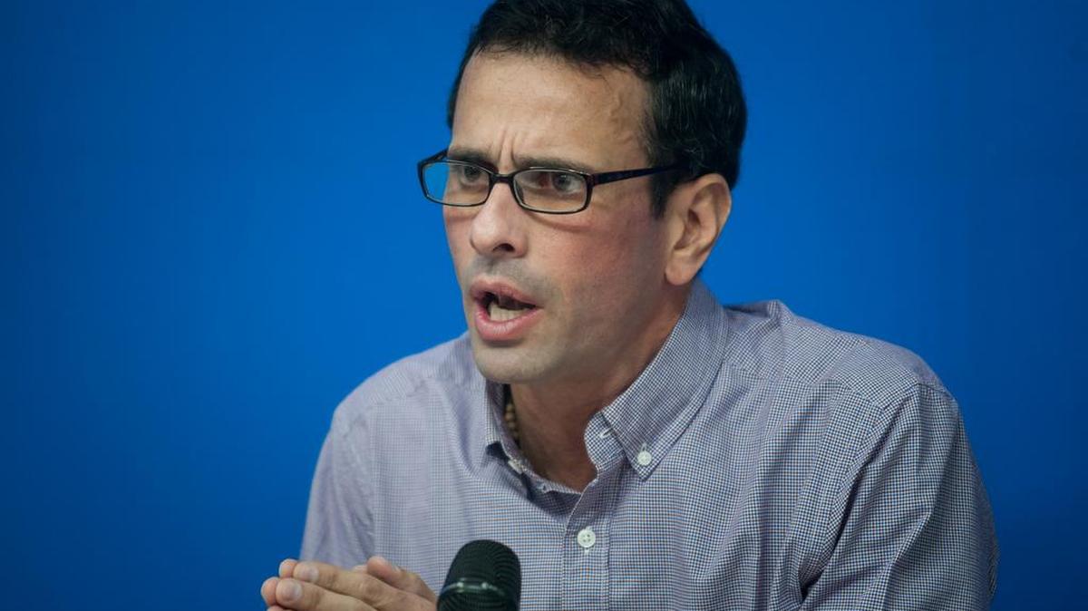 El dirigente opositor venezolano, Henrique Capriles, ofrece declaraciones a periodistas eljueves 5 de mayo del 2016, en Caracas (Venezuela).