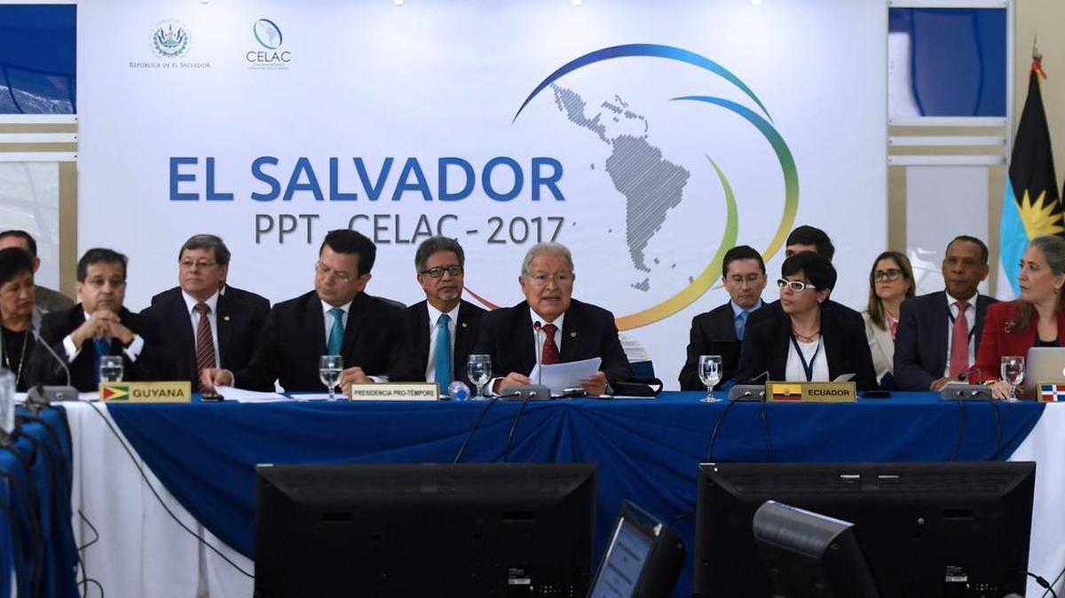 El presidente de El Salvador, Salvador Sánchez Ceren (centro), habla durante una sesión extraordinaria de la CELAC sobre la crisis política en Venezuela, el 2 de mayo, en San Salvador.