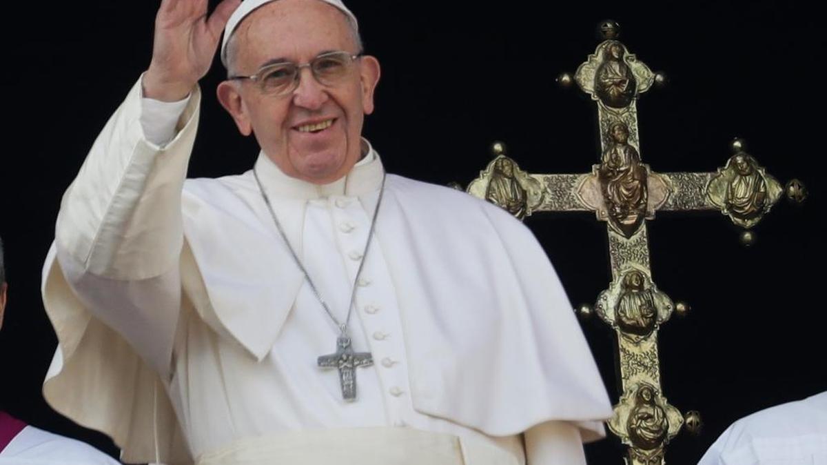 El papa Francisco lleva las bendiciones desde el balcón de la basílica de San Pedro en el Vaticano en diciembre. El papa recibirá en audiencia el próximo jueves al consejo de la presidencia de la Conferencia Episcopal de Venezuela (CEV).