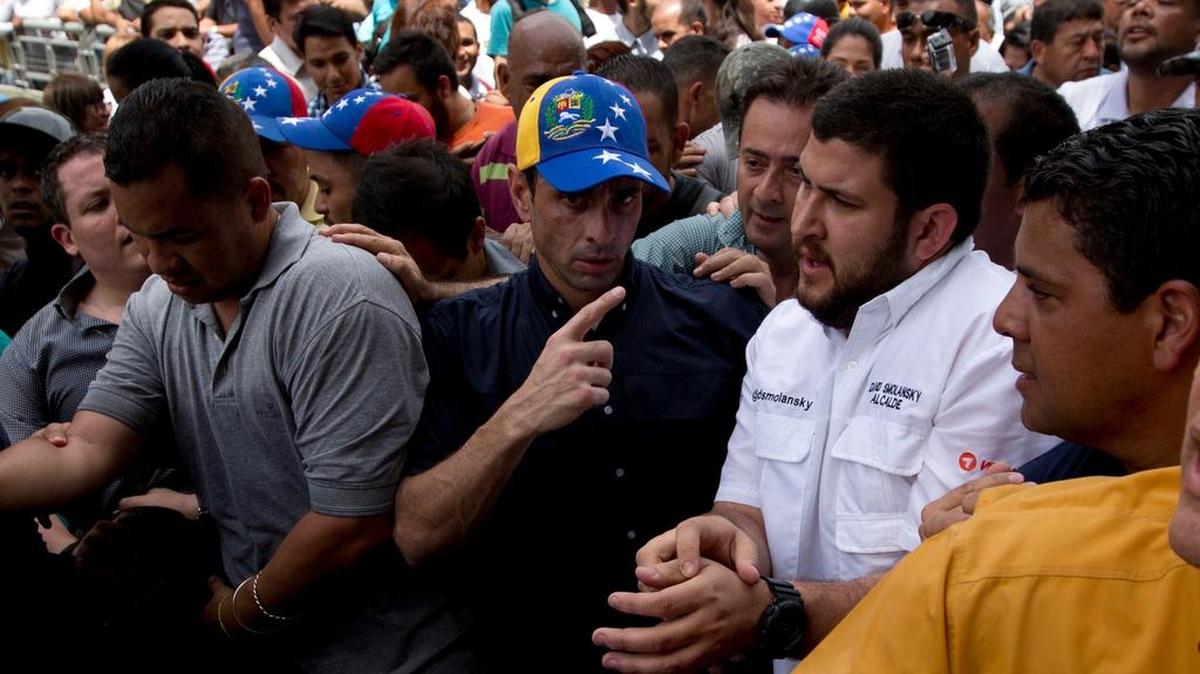 El líder opositor venezolano Henrique Capriles (centro) participa en una protesta a favor del referendo contra el presidente Nicolás Maduro, el 18 de mayo en Caracas.