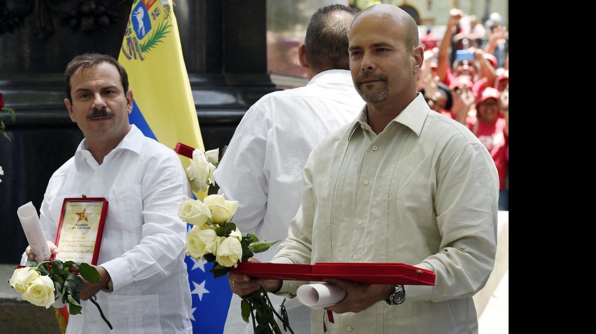 
Fernando González (izq.) y Gerardo Hernández, dos de los espías cubanos detenidos en Miami en 1998, dan un breve discurso al final de una ceremonia el lunes 4 de mayo, en Caracas.
