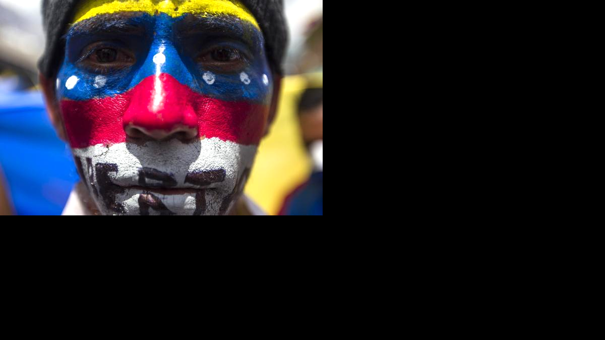 
Un opositor participa en la marcha convocada por la Mesa de la Unidad Democrática (MUD) en contra de la violencia y la inseguridad, el sábado 18 de octubre de 2014, en la ciudad de Caracas (Venezuela). Los venezolanos marcharon hoy en las calles de la capital venezolana en contra de la violencia, divididos entre los chavistas, que promovieron su rechazo al terrorismo, y los opositores, que protestaron por la inseguridad en el país suramericano.
