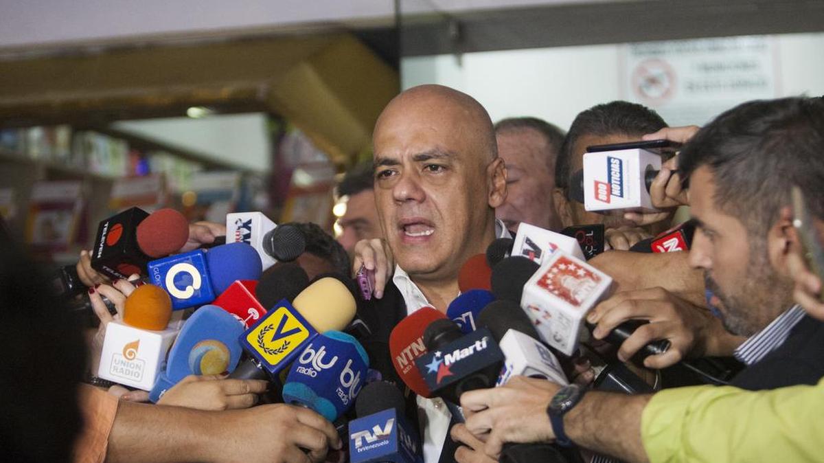 “Hacemos un llamado al reconocimiento de los resultados en paz, más allá de altisonantes declaraciones como las que hemos visto de este grupo de expresidentes desempleados”, dijo el jefe de campaña del Gran Polo Patriótico (GPP) Jorge Rodríguez.