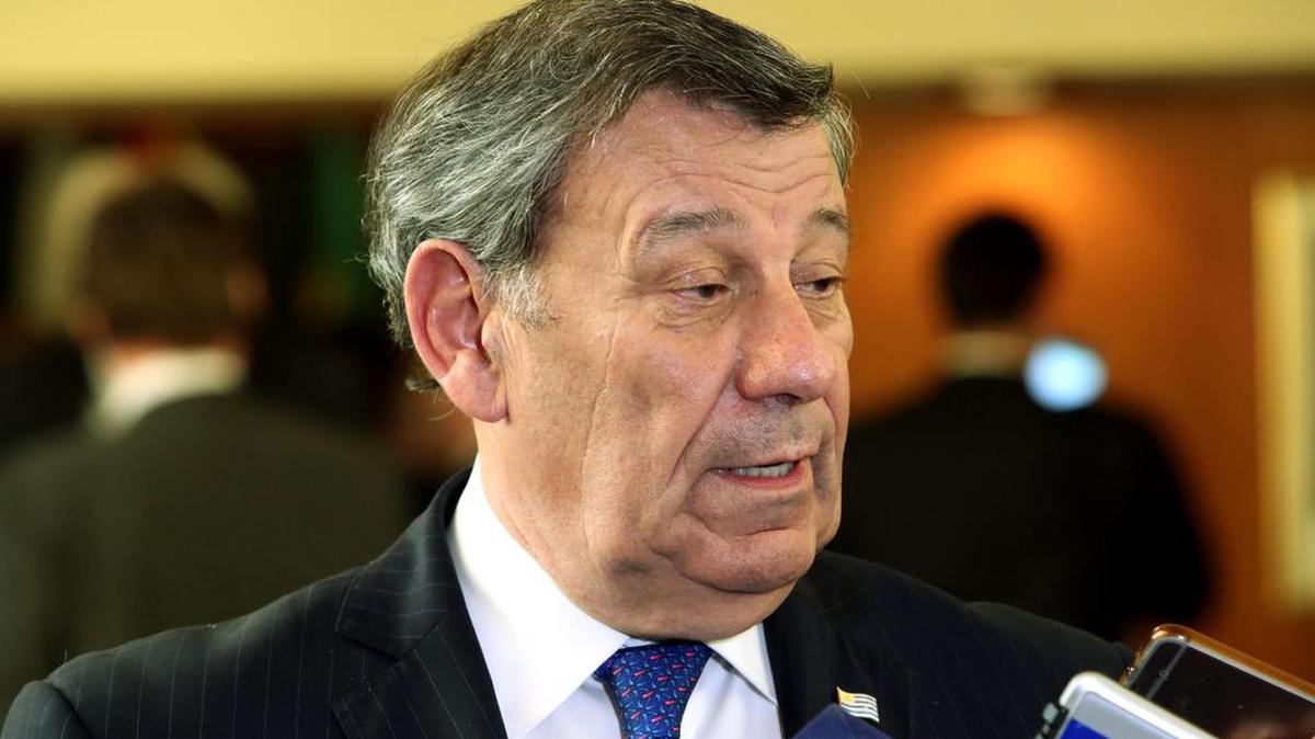 El canciller de Uruguay, Rodolfo Nin Novoa, habla con la prensa durante la reunión del Consejo de Ministros de Relaciones Exteriores de la Asociación Latinoamericana de Integración (Aladi) el jueves 3 de agosto de 2017, en Montevideo (Uruguay).