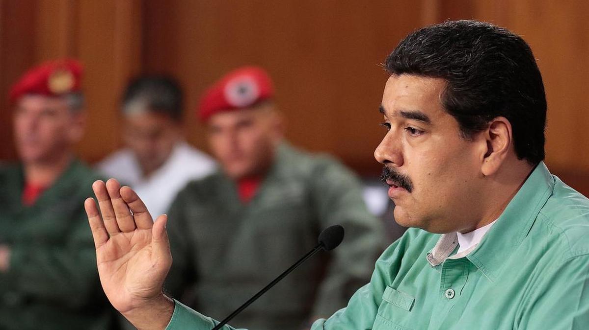 El presidente de Venezuela, Nicolás Maduro, advirtió que defenderá con “mano de hierro” la democracia y estabilidad del país, al aludir a anuncios de la oposición de que buscará sacarlo del poder con la mayoría parlamentaria que asumió este martes.