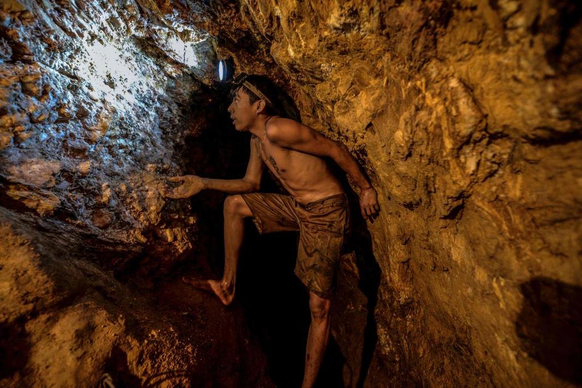 Ender Moreno busca oro en la mina de oro La Culebra en El Callao, estado de Bolívar, al sureste de Venezuela el 1 de marzo de 2017.