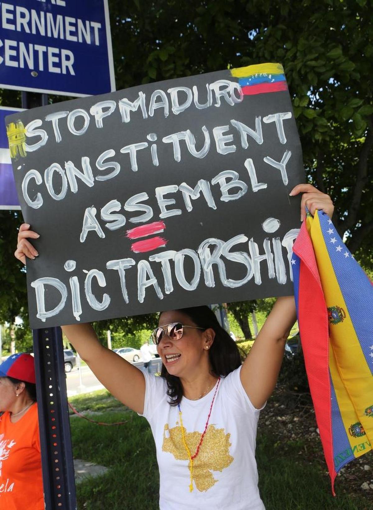 La venezolana Karina Fernández porta un gran cartel en contra de la Constituyente, en Doral, el 29 de julio.