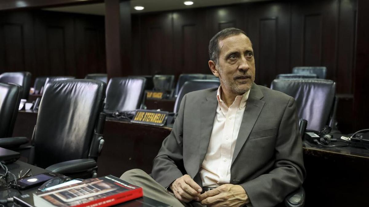 Fotografía del 19 de octubre del 2017 del presidente de la Comisión de Finanzas del Parlamento, el economista y académico José Guerra, en Caracas, Venezuela.