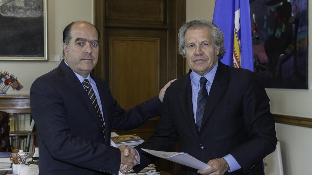 Fotografía cedida por la Organización de Estados Americanos (OEA), del secretario general del organismo, Luis Almagro (d), durante una reunión con el presidente de la Asamblea Nacional de Venezuela, el opositor Julio Borges (i), hoy, jueves 4 de mayo de 2017, en Washington.