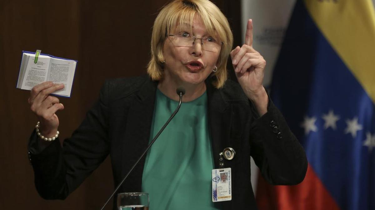 La fiscal general de Venezuela, Luisa Ortega, sostiene una copia de la Constitución venezolana mientras habla durante una conferencia de prensa en Caracas, Venezuela, el miércoles 28 de junio de 2017.