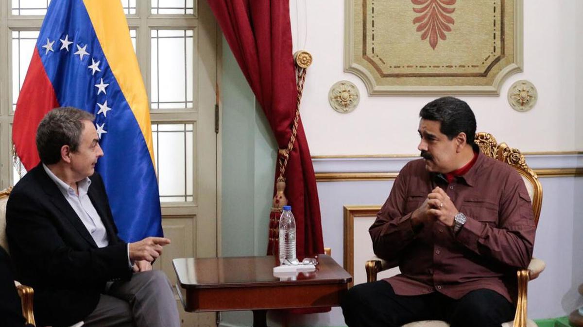 Fotografía cedida por el Palacio de Miraflores que muestra al presidente venezolano, Nicolás Maduro (d), reunido con el exjefe del Gobierno español José Luis Rodríguez Zapatero hoy, miércoles 23 de noviembre de 2016, en Caracas (Venezuela).