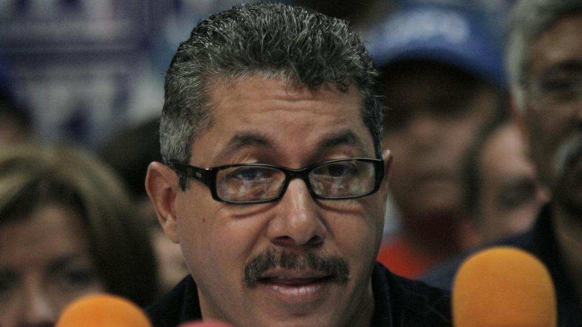 El gobernador del estado de Lara, Henri Falcón, habla con la prensa el viernes 26 de febrero de 2010, en Caracas (Venezuela).