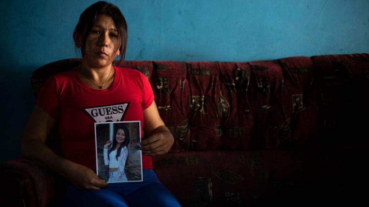 Mileidys Torrealba muestra un retrato de su hija Eduarlis Falcón, quien fue asesinada en su casa de La Misión, estado Portuguesa, el 27 de febrero del 2021.