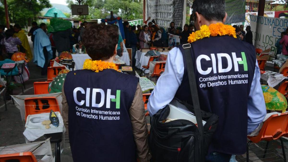 Representantes de la Comisión Interamericana de Derechos Humanos (CIDH) llegan para reunirse con familiares de los 43 estudiantes desaparecidos de Iguala, el 29 de septiembre de 2015, en la escuela rural de Ayotzinapa, estado de Guerrero (México).