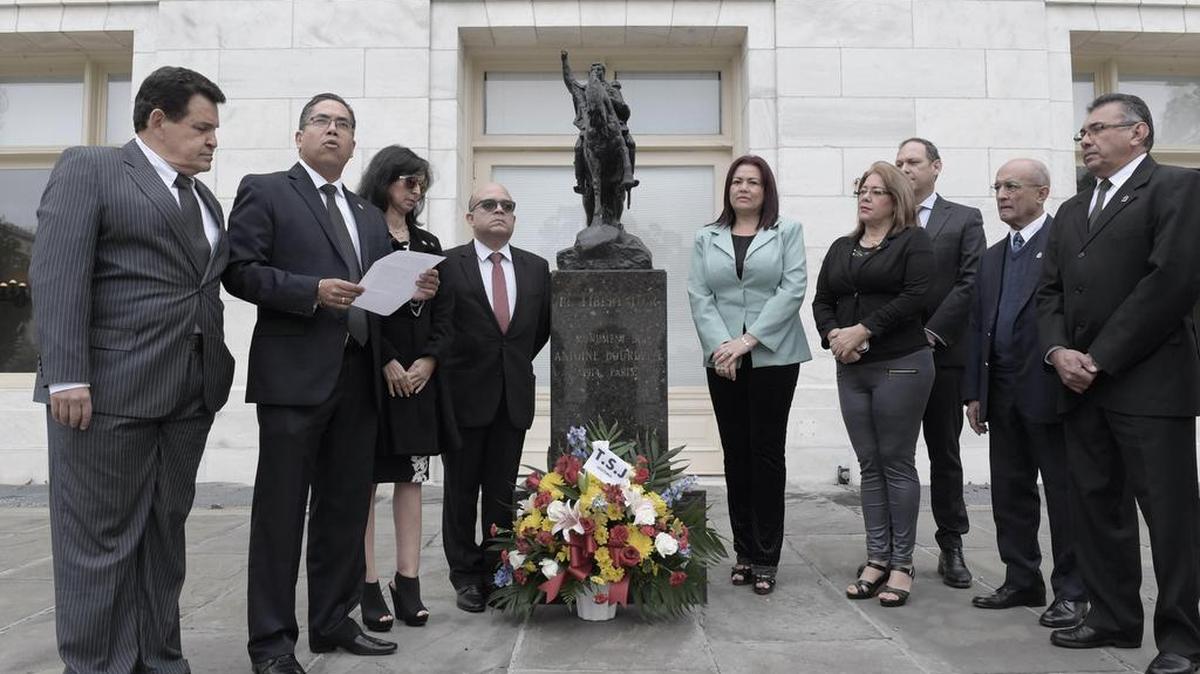 Desde la izquierda, los magistrados venezolanos Gustavo Sosa Izaguirre, Domingo Salgado, Cioly Zambrano, Antonio Marval, Zulema Gonzalez, Beatriz Ruiz, Miguel Ángel Martín, Cruz Gatero y José Núñez entregan una ofrenda floral ante la estatua de Simón Bolívar el viernes 13 de octubre de 2017, en Washington, DC (EEUU).