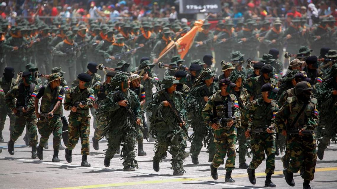 Soldados participan en un desfile cívico-militar para conmemorar los 207 años de la firma del Acta de Independencia el jueves 5 de julio de 2018, en el Paseo Los Próceres del cuartel Fuerte Tiuna, en Caracas (Venezuela).