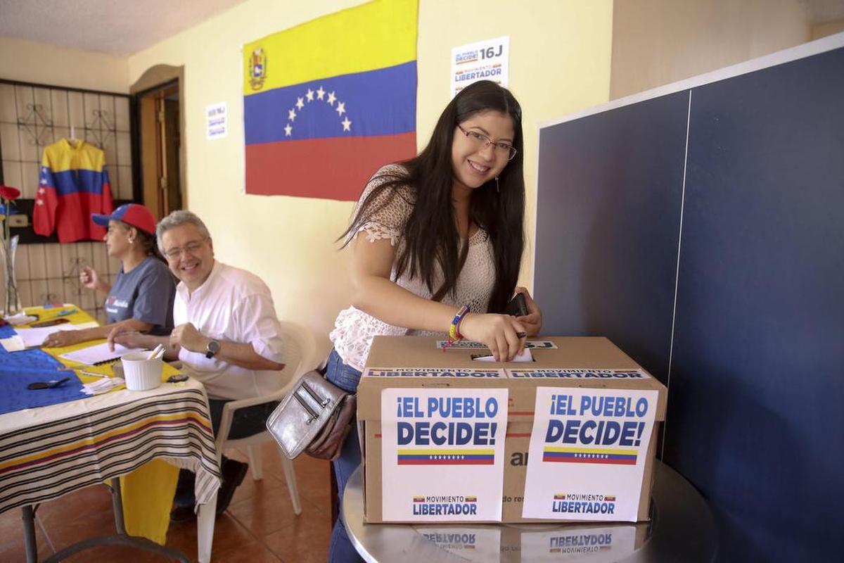 Una joven venezolana residente en Honduras vota el domingo 16 de julio de 2017, en Tegucigalpa (Hunduras).