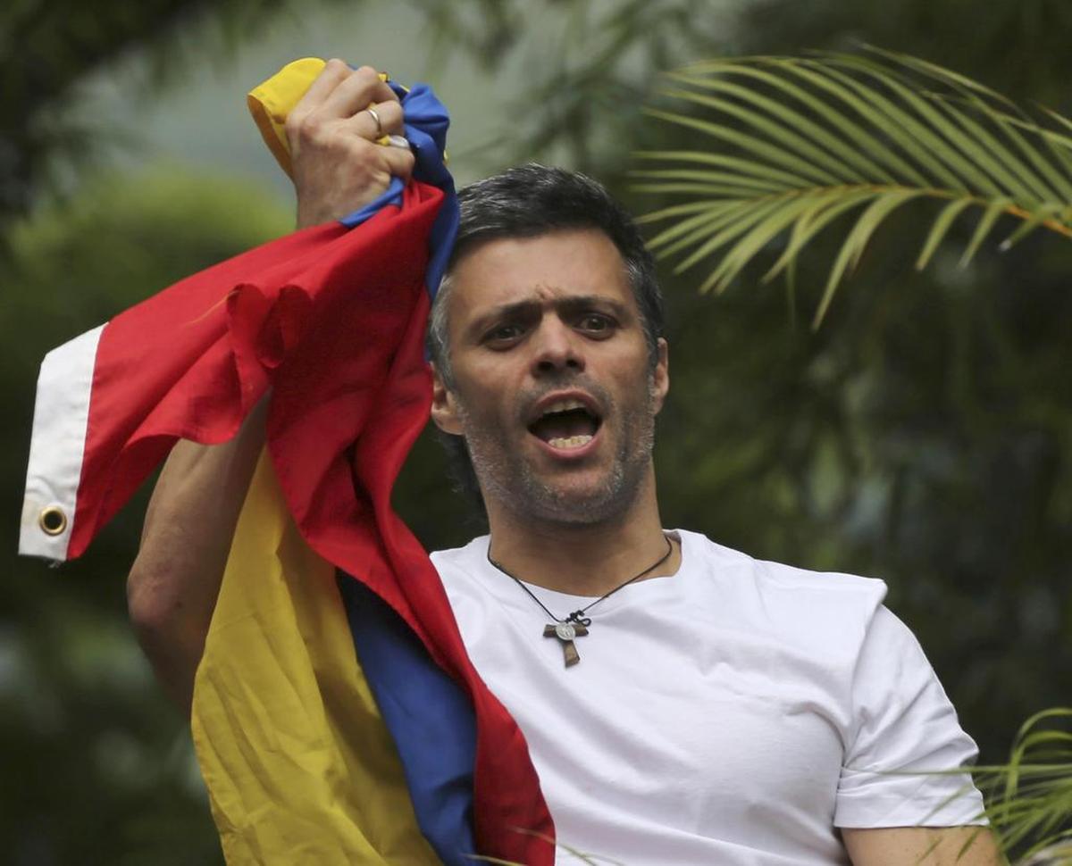 Leopoldo López saluda a sus seguidores desde su casa en Caracas el 8 de julio de 2017.