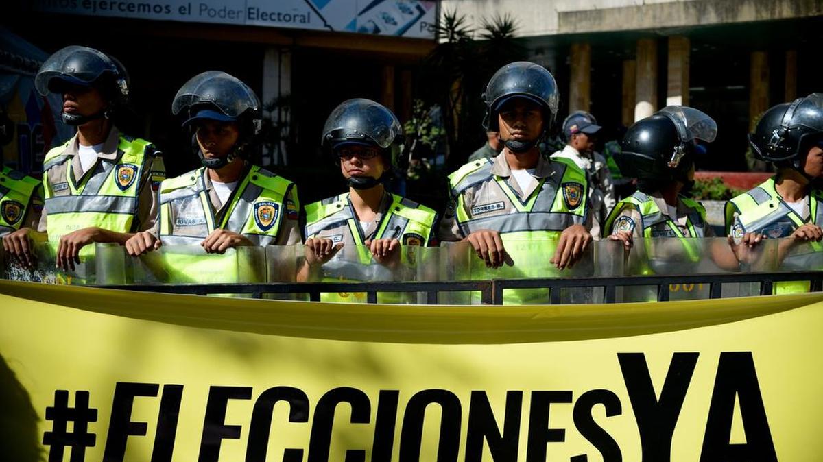 La policía frente al CNE en Caracas el 2 de enero del 2017.