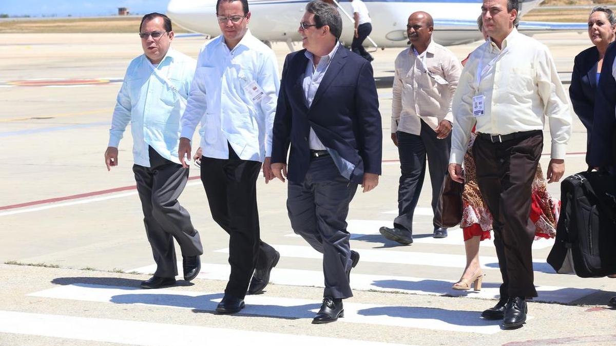 Fotografía cedida por Agencia Venezolana de Noticias que muestra al ministro de Relaciones Exteriores de Cuba, Bruno Rodríguez (c), tras su llegada para las reuniones de la XVII Cumbre del Movimiento de Países No Alineados (MNOAL) el miércoles 14 de septiembre de 2016, en Isla Margarita (Venezuela).