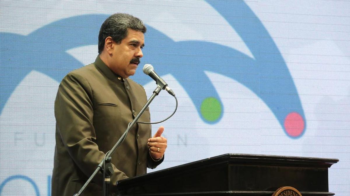 Fotografía cedida por el Palacio de Miraflores del gobernante venezolano, Nicolás Maduro (c), durante su intervención en la Expo Venezuela Potencia 2017, el jueves 23 de marzo de 2017, en Caracas.