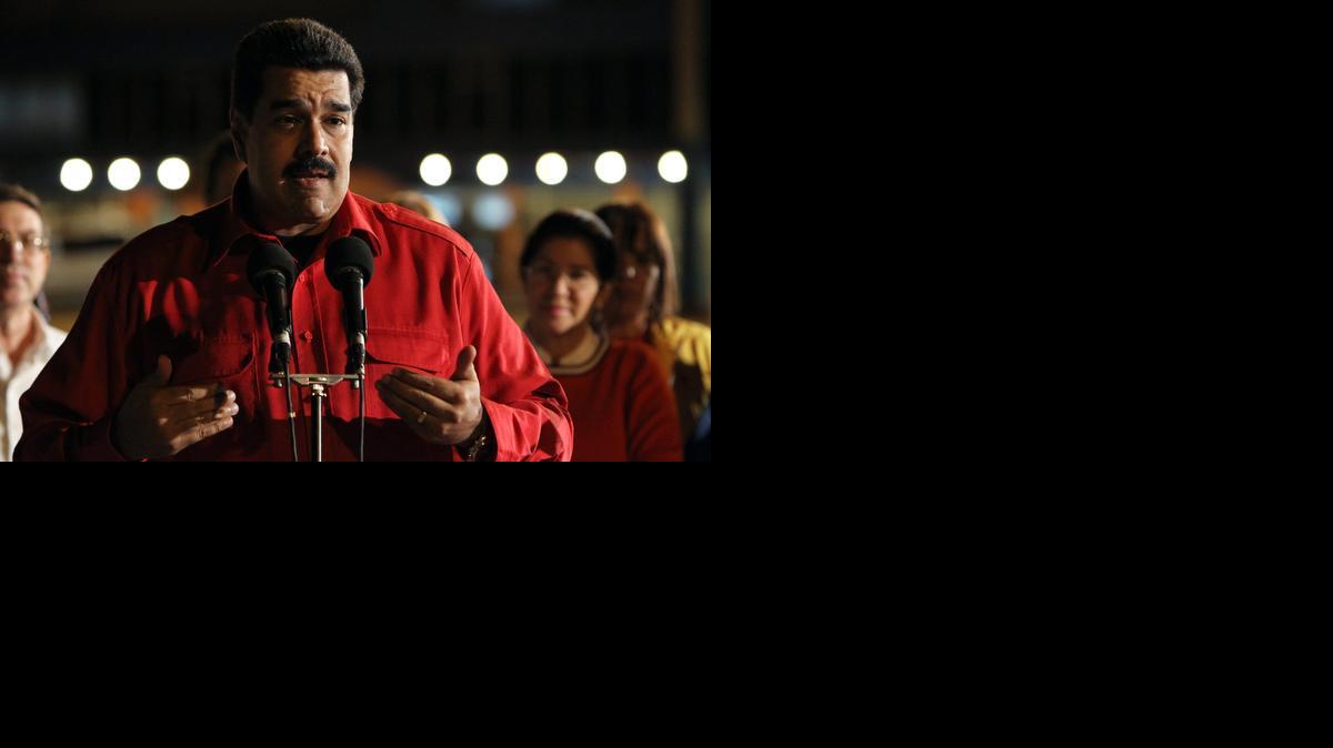 
Nicolás Maduro habla ante la prensa tras su llegada a La Habana, este domingo, para participar en la Cumbre Extraordinaria que la Alianza Bolivariana para los Pueblos de América (ALBA) celebrará para coordinar los esfuerzos contra el ébola.
