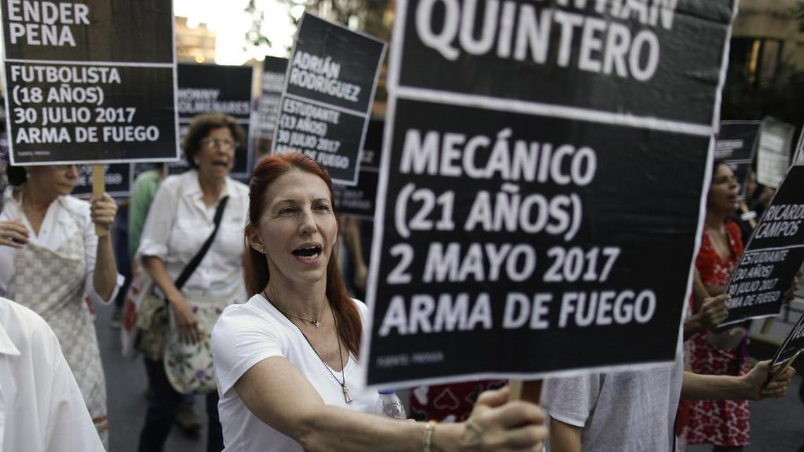 Una mujer enarbola un cartel este jueves en Caracas, que recuerda a los jóvenes muertos durante los meses de violentas protestas contra el régimen de Nicolás Maduro.