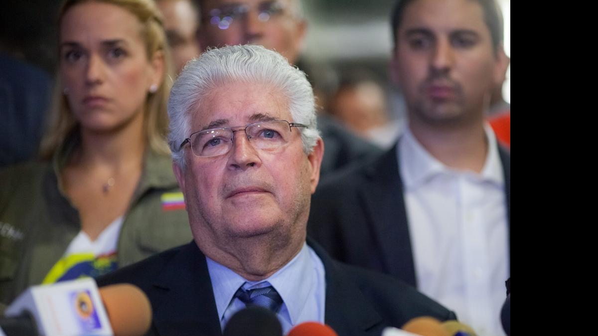 
El senador de brasil Roberto Requião (c) habla con la prensa luego de una reunión con Lilian Tintori (i), esposa del líder opositor venezolano Leopoldo López, y otros miembros de sectores de opositores hoy, jueves 25 de junio del 2015, en la ciudad de Caracas (Venezuela). Un grupo de senadores brasileños de la base que apoya al Gobierno de Dilma Rousseff se reúne con autoridades gubernamentales, diputados y otras personalidades opositoras y oficialistas venezolanas. 
