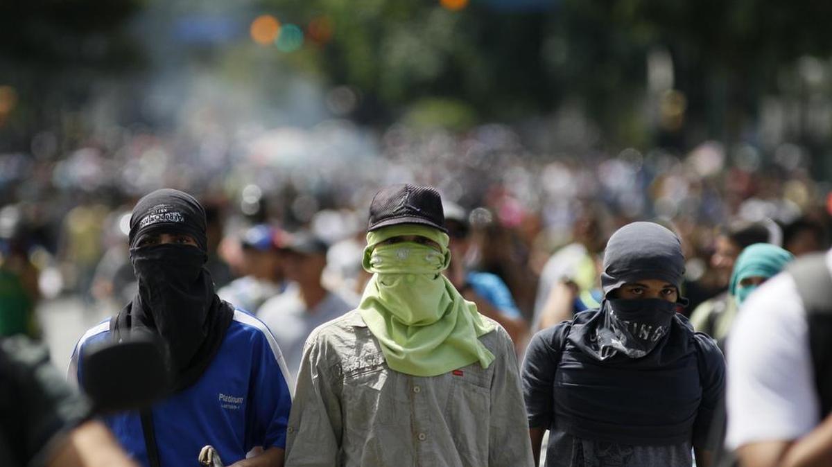 Manifestantes antigubernamentales mantienen una barricada durante las protestas en Caracas, Venezuela, el miércoles 14 de junio de 2017.