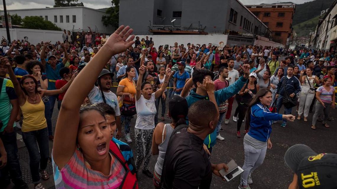 Una mujer protesta junto a una multitud para exigir alimentos el martes 14 de junio de 2016 en el sector popular Catia, en Caracas (Venezuela). 