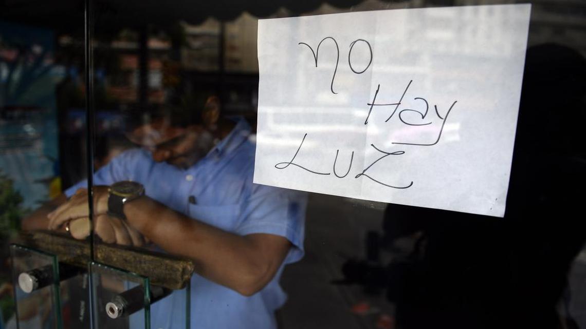 Un empleado de un negocio cerrado durante un apagón en Caracas en septiembre del 2013.