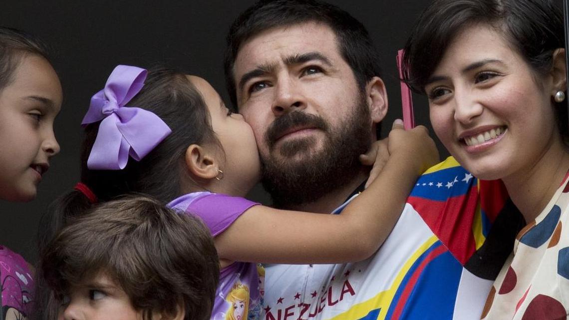 Fotografía de archivo de Daniel Ceballos junto a su esposa Patricia de Ceballos (derecha) y su hija María Daniela (izquierda) en su primer día de arresto domiciliario en San Cristóbal, Venezuela.
