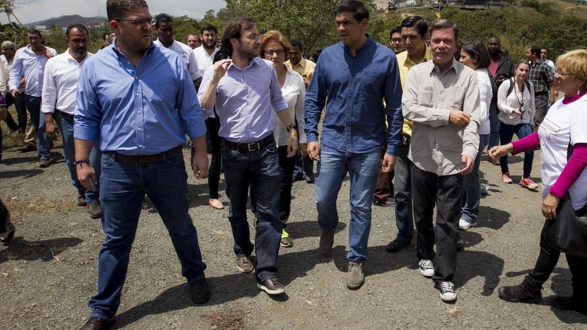 De izq. a der.: los alcaldes del municipio Lechería de Anzoategui, Gustavo Marcano, municipio Chacao de Caracas, Ramon Muchacho, municipio Sucre de Caracas, Carlos Ocariz, y municipio Baruta, Gerardo Blyde, el 26 de febrero de 2015 en Los Teques, Venezuela.