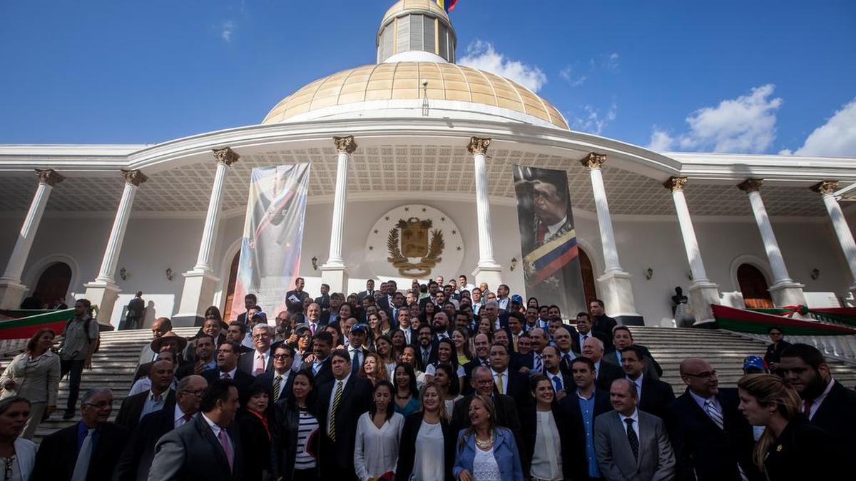 Diputados de la coalición opositora Mesa de Unidad Democrática (MUD) posan para una foto dentro de las instalaciones de la Asamblea Nacional de Venezuela el martes 5 de enero de 2016, en Caracas (Venezuela), después de la ceremonia de instalación de la nueva Asamblea con los diputados elegidos en las elecciones parlamentarias del pasado 6 de diciembre, donde la oposición es mayoría por primera vez en 17 años.