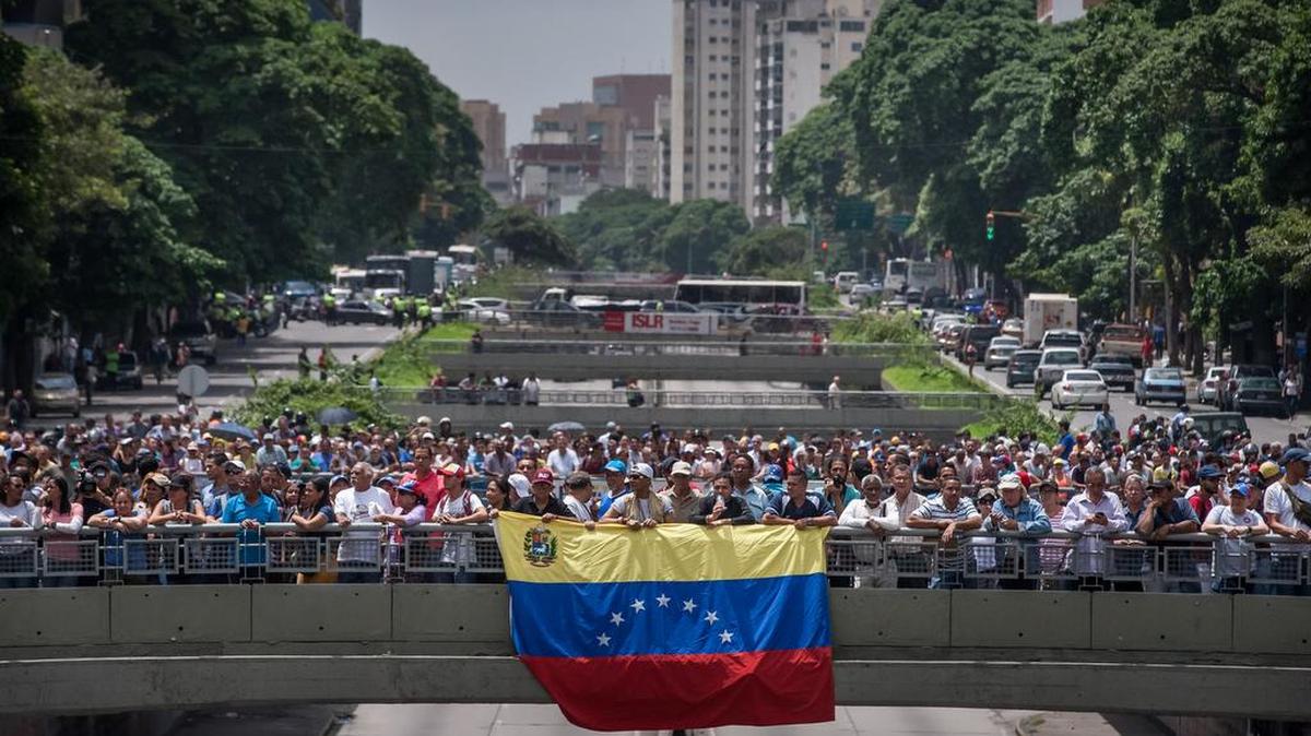 Manifestantes protestan el miércoles 18 de mayo de 2016, la Avenida Libertador de la ciudad de Caracas (Venezuela).