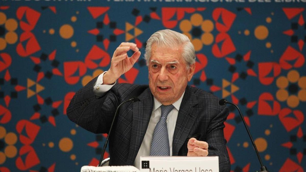 El escritor peruano Mario Vargas Llosa presenta su libro "Cinco Esquinas" el domingo 27 noviembre de 2016, durante el segundo día de actividades de la edición número 30 de la Feria Internacional del Libro de Guadalajara (FIL) que se lleva acabo en la ciudad de Guadalajara. (México).