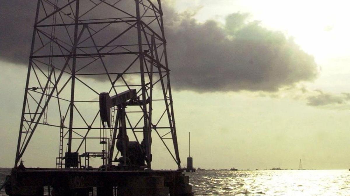 Una torre de extracción de petróleo en las aguas del Lago Maracaibo.