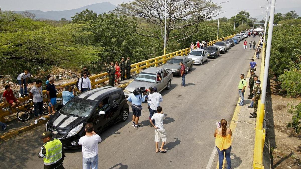 Los conductores hacen cola a la espera de cruzar la frontera entre Colombia y Venezuela, en el puente internacional Francisco de Paula Santander, el 27 de febrero de 2016, en Cúcuta, Colombia.