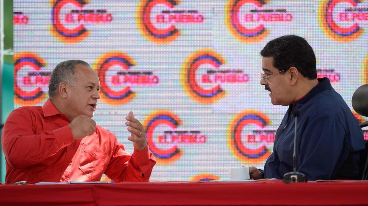 El presidente venezolano, Nicolás Maduro, conversa con Diosdado Cabello durante la toma de posesión de los miembros del comando de campaña de la asamblea constituyente, en Caracas el 29 de mayo de 2017.