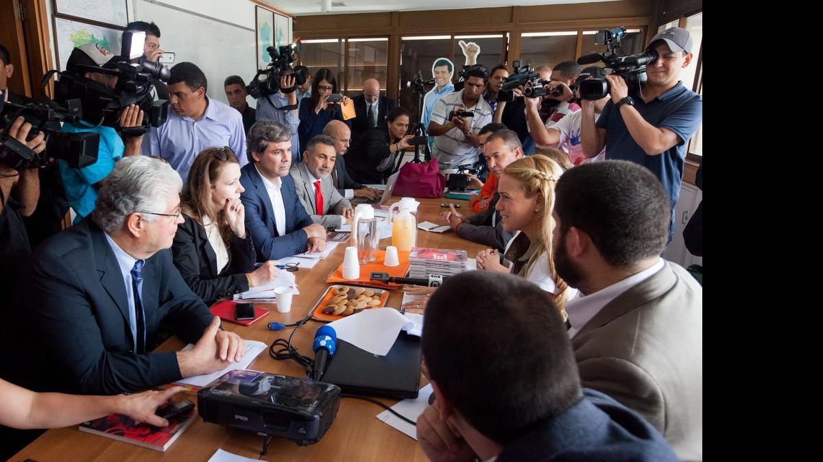 
Los senadores brasileños Lindberg Farias (3i), Vanessa Grazziotin (2i), Roberto Requião (i) y Telmário Mota (4i) se reúnen con Lilian Tintori (3d), esposa del líder opositor venezolano Leopoldo López, y miembros del partido político Voluntad Popular hoy, jueves 25 de junio del 2015, en la ciudad de Caracas (Venezuela). 
