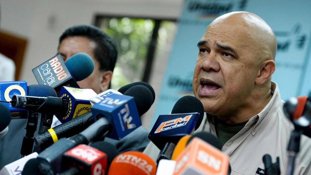 Jesus Torrealba, secretario ejecutivo de la Mesa de la Unidad Democrática (MUD) da una conferencia de prensa en Caracas el 15 de septiembre de 2016.