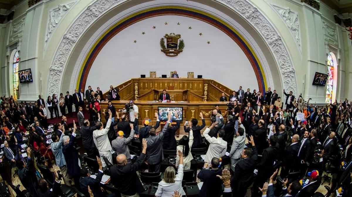 Diputados toman juramento de sus cargos durante la instalación de la Asamblea Nacional el martes 5 de enero de 2016, en Caracas (Venezuela).